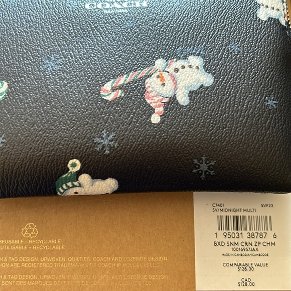 Coach snowman corner zip wristlet with 2 charms! Snowman and Charms Boxed set. - Picture 8 of 11